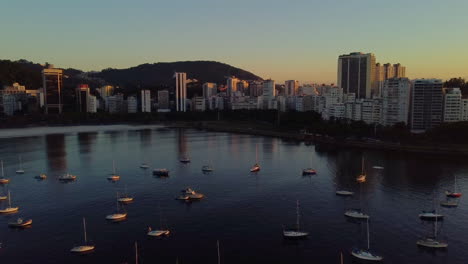 La-Cala-De-Botafogo,-Edificios-Y-Barcos-Durante-El-Amanecer-En-La-Ciudad-De-Río-De-Janeiro,-Brasil.