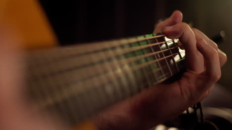 Medio-Derribado-El-Diapasón-De-Una-Guitarra-Tocando-Los-Acordes-Con-Los-Dedos