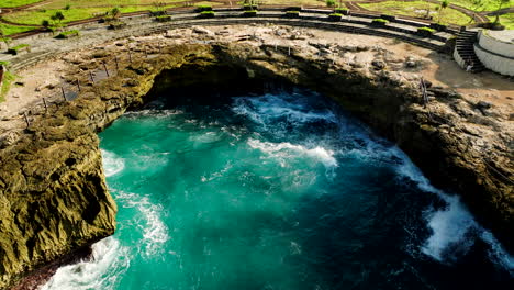 Wellen-Brechen-über-Felsige-Buchten-In-Devil&#39;s-Tears-In-Nusa-Lembongan,-Bali,-Indonesien