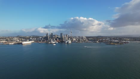 Luftaufnahme-Des-Auckland-CBD-Mit-Waitemata-Harbour-Im-Vordergrund-In-Neuseeland