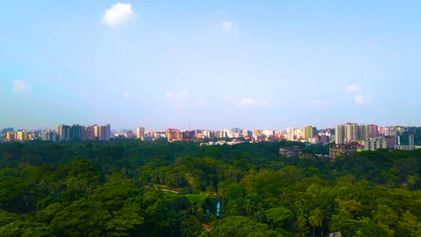 Paisaje-Urbano-De-Dhaka-Visto-Desde-El-Parque-Ramna-En-Bangladesh---Drone-Ascendente