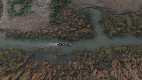 Un-Dron-Captura-Un-Sereno-Paseo-En-Barco-Por-Las-Marismas-De-Irak,-Revelando-Paisajes-Exuberantes-Y-Aguas-Tranquilas.