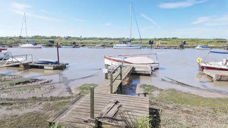 Barcos-Inactivos-Pacíficos-Durante-La-Marea-Baja,-Amarres-Del-Río-Fangoso-Blyth-Southwold