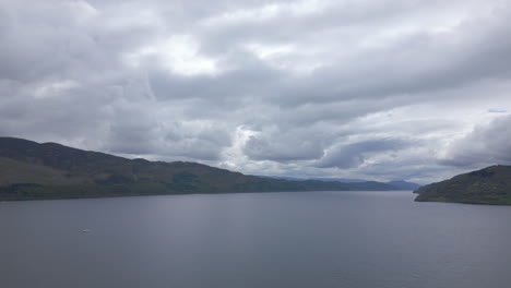 Loch-Ness-See-In-Schottland-Sanfte-Luftaufnahme-Dolly-Out---Bewölkter-Tag