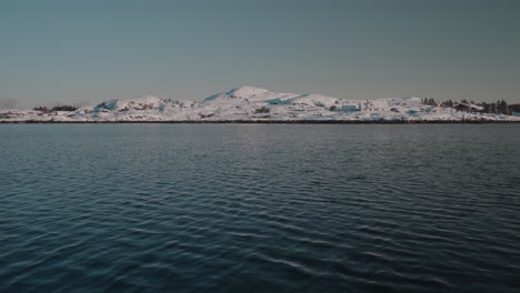 Majestätische-Aussicht-Auf-Die-Westlichen-Fjorde-Norwegens-Mit-Schneebedeckten-Bergen-Und-Ruhigem-Wasser