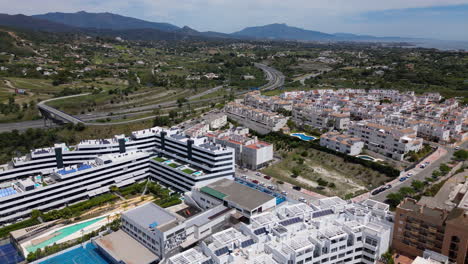 Modernos-Edificios-De-Apartamentos-U-Hoteles-De-Lujo-En-La-Ciudad-De-Estepona,-Vista-Aérea-De-Drones