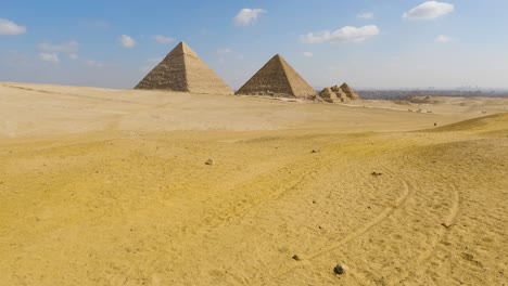 Gelbgoldener-Sand-Am-Fuße-Der-Großen-Pyramiden-Von-Gizeh-Unter-Blauem-Himmel