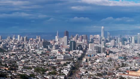 Drohnenaufnahme-Der-Skyline-Der-Innenstadt-Von-San-Francisco-Mit-Gewitterwolken-Im-Hintergrund