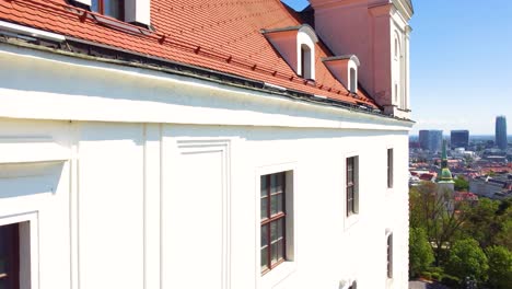 Un-Dron-Vuela-Alrededor-Del-Edificio-Y-Captura-La-Vista-Exterior-En-Bratislava,-Eslovaquia.