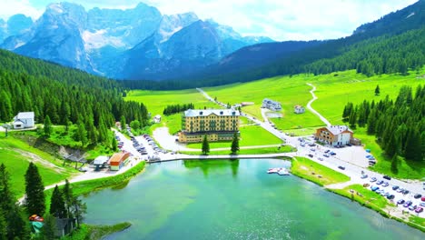 Vista-Del-Lago-Braies-En-Las-Montañas-Dolomitas,-Italia.