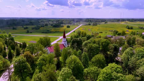 Drone-Aéreo-Vuela-Pueblo-Rural-Panorámico-Con-Iglesia-Cristiana-Tradicional