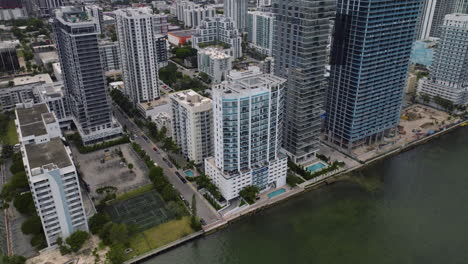 Aerial-view-tilting-toward-buildings-in-Edgewater,-Miami,-cloudy-day-in-Florida