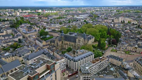 Notre-Dame-de-la-Couture-church-and-cityscape,-Le-Mans-in-France