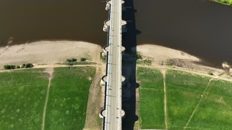 Toma-Aérea-Del-Puente-En-La-Ciudad-De-Dresde,-Alemania.