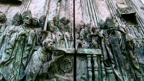 Nahaufnahme-Detail-Des-Religiösen-Betenden-Auf-Der-Bronzenen-Kirchentür-Der-Catedral-De-La-Almudena-In-Madrid