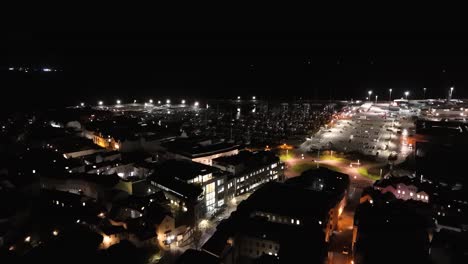 Imágenes-De-Drones-Nocturnos-Sobre-La-Avenida-St-Julians,-North-Beach,-Qeii-Marina-Y-La-Terminal-De-Ferry-St-Peter-Port-Guernsey