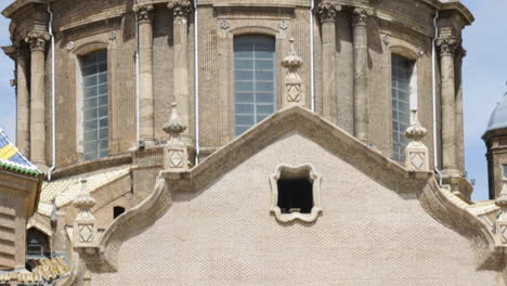 Bunte-Kuppel-Der-Kathedrale-Basilika-Unserer-Lieben-Frau-Von-Der-Säule-In-Saragossa,-Aragon,-Spanien