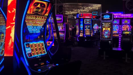 Las-Vegas,-USA,-Spielautomaten-Lichter-Und-Bildschirme-Im-Casino-Hotel