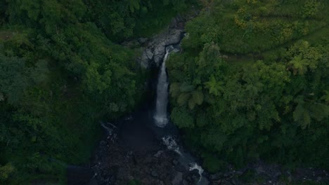 Luftaufnahme-Des-Wasserfalls-Kedung-Kayang,-Dem-Verborgenen-Juwel-Von-Magelang,-Indonesien