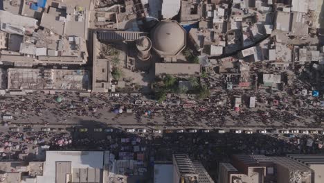 Un-Dron-Captura-El-Bullicioso-Mercado-Callejero-De-Bagdad:-Puestos-Vibrantes,-Multitudes-Bulliciosas-Y-Productos-Coloridos-Crean-Una-Escena-Animada-E-Inmersiva.