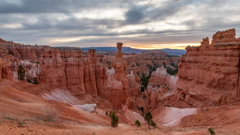 Thor's-Hammer-Rock-Formation-At-Sunrise,-Bryce-Canyon-National-Park,-Utah,-United-States--Timelapse