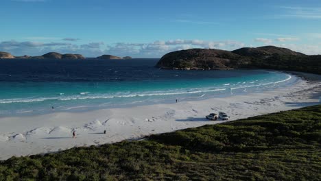 People-walking-along-Lucky-Bay-beach,-Cape-Le-Grand-National-Park,-Western-Australia