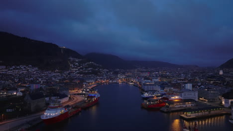 Un-Dron-Disparó-Sobre-El-Puerto-De-Bergen-Por-La-Noche.