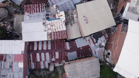 Vista-Aérea-De-Coloridos-Tejados-Y-Callejones-Estrechos-En-La-Comuna-13,-Medellín,-Colombia.