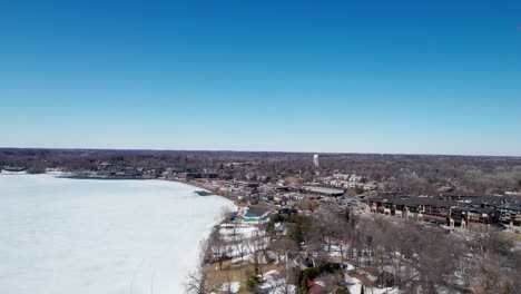 Drone-shot-flying-into-Wayzata,-Minnesota-in-the-winter