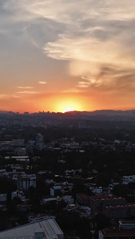 Vertikaler-Hyperlapse-Eines-Sonnenuntergangs-In-Mexiko-Stadt