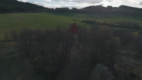 Volando-Alrededor-De-La-Iglesia-De-San-Mikuláš-En-Boletice-Cerca-De-Český-Krumlov,-Chequia