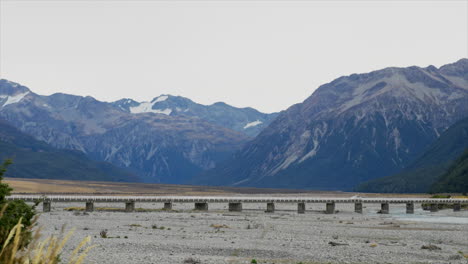 Coche-Cruzando-Un-Puente-Sobre-Un-Río-En-Arthurs-Pass,-Nueva-Zelanda