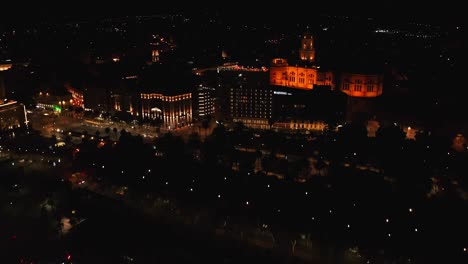 Drohnenluftbild-Der-Nächtlichen-Stadtlandschaft-Von-Malaga-Mit-Markanter-Kathedrale-Und-Lichtern