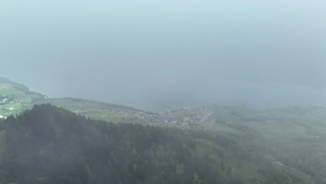 Luftaufnahme-Von-Oben-Auf-Die-Stadt-Weggis-Und-Den-See-In-Der-Schweiz-An-Bewölkten-Tagen