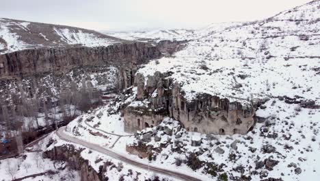 Escena-De-Invierno-En-El-Monasterio-De-Las-Cuevas-De-Selime-En-Capadocia,-Turquía.