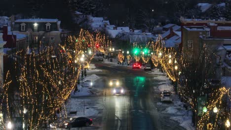 Weihnachtsbeleuchtung-Säumen-Im-Winter-Die-Hauptstraße-Einer-Malerischen-Amerikanischen-Stadt