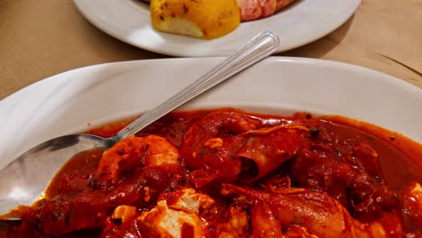 Primer-Plano-Con-Sopa-De-Tomate-Y-Camarones,-Sabrosos-Mariscos-En-El-Restaurante-De-Atenas