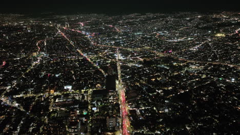 Faszinierender-Drohnenflug-über-Mexiko-Stadt-Bei-Nacht,-Mit-Blick-Auf-Condesa,-Die-Lichter-Der-Stadt,-Straßen,-Häuser,-Gebäude-Und-Fahrende-Autos