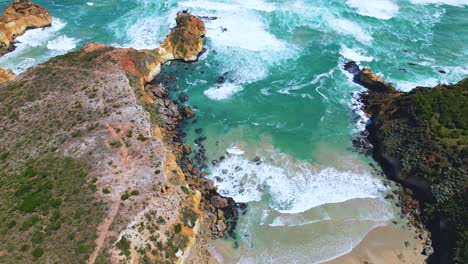 Video-De-Drones-De-4k-Volando-Hacia-Atrás-Y-Girando-Hacia-Arriba-Para-Revelar-El-Impresionante-Paisaje-Alrededor-De-Esta-Playa-A-Lo-Largo-De-La-Gran-Carretera-Oceánica-En-Victoria,-Australia