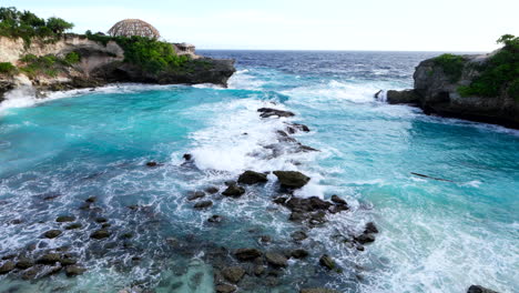 Waves-Hit-Rocks-Over-Lagoon-Of-Nusa-Ceningan-Island-In-Bali,-Indonesia