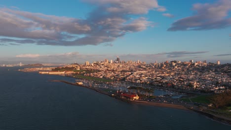 Filmische-Drohnenaufnahme-Bei-Sonnenaufgang-Oder-Sonnenuntergang-über-San-Francisco,-Kalifornien