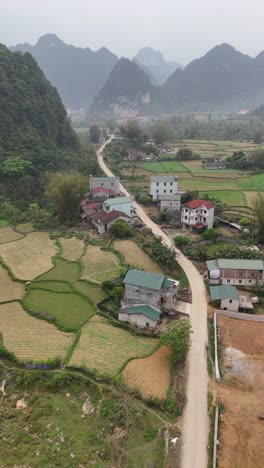 Vista-Aérea-De-La-Aldea-Rural-Cao-Bang-En-Vietnam-Con-Colinas-Kársticas-En-Segundo-Plano.