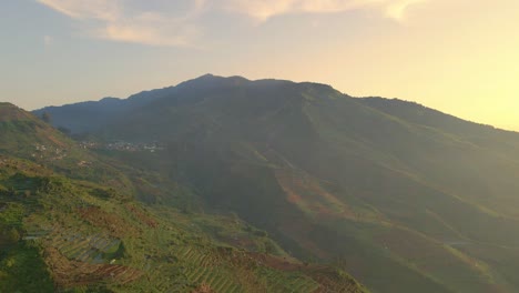 Vista-Aérea-Panorámica-Del-Monte-Prau-En-Indonesia