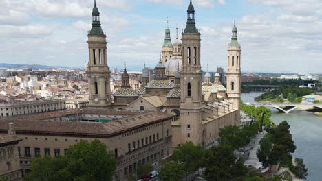 Famous-Basilica-In-Aragon-Region-Of-Spain,-Rising-Aerial-Shot-of-Zaragoza