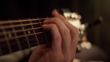 Primer-Plano-Medio-De-Una-Mano-Tocando-Acordes-De-Guitarra-Acústica