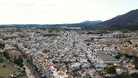 Vista-Aérea-Panorámica-Del-Paisaje-Urbano-Y-Las-Montañas-De-Estepona.