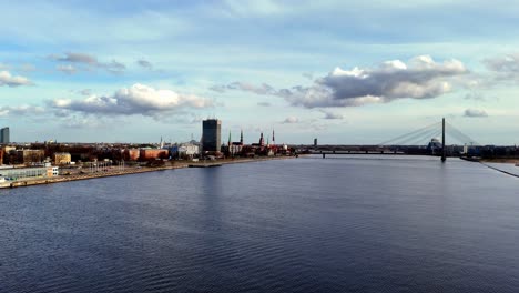 Luftaufnahme-Der-Vanšu-Brücke,-Schrägseilbrücke-überquert-Daugava,-Riga,-Die-Hauptstadt-Lettlands