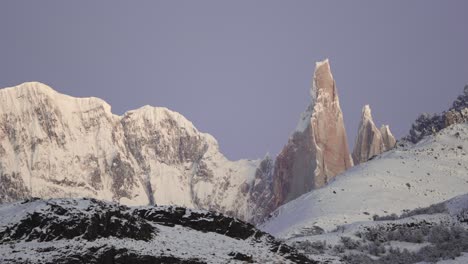 Herausgezoomtes-Ausgedehntes-Panorama-Des-Cerro-Torre-Gipfels-In-Patagonien,-Argentinien-Im-Morgengrauen