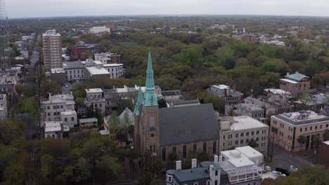 Aerial-wide-descending-shot-of-the-Wesley-Monumental-United-Methodist-Church-in-downtown-Savannah,-Georgia