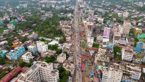 Vehículos-Que-Circulan-Por-La-Bulliciosa-Autopista-En-Barisal,-Bangladesh:-Toma-Aérea-Con-Drones